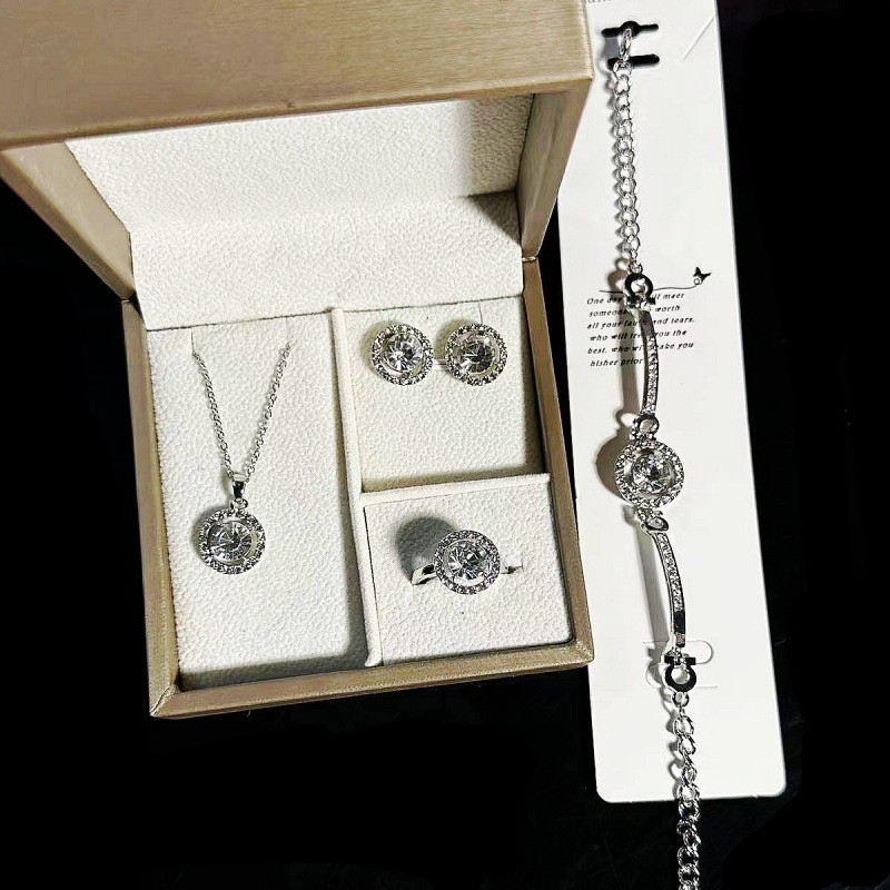 Diamond cut pendant set with bracelet